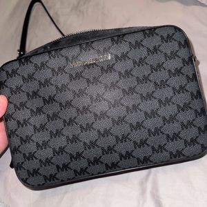 Like new only worn about twice! Michael Kors crossbody.